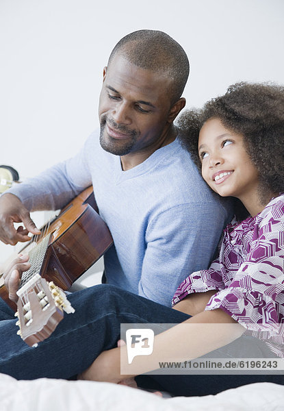 Menschlicher Vater  Gitarre  Tochter  spielen