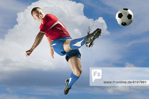 Fußballspieler In der Luft schwebend treten springen Ball Spielzeug