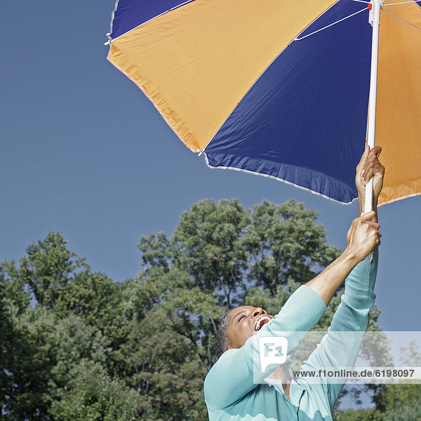 Frau  heben  Regenschirm  Schirm  amerikanisch