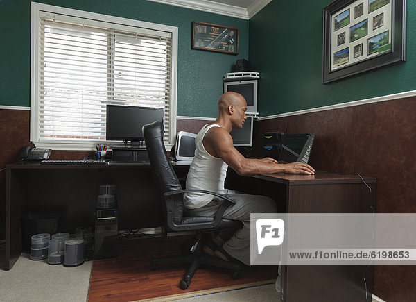 Mann Schreibtisch arbeiten schwarz Heimarbeitsplatz