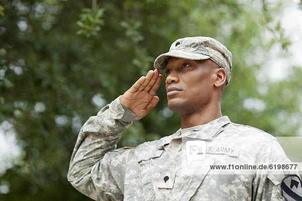 Soldat  schwarz  salutieren