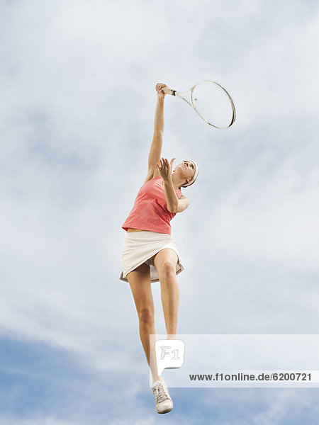Europäer  Frau  In der Luft schwebend  springen  spielen  Tennis