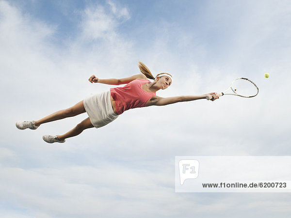 Europäer  Frau  In der Luft schwebend  springen  spielen  Tennis