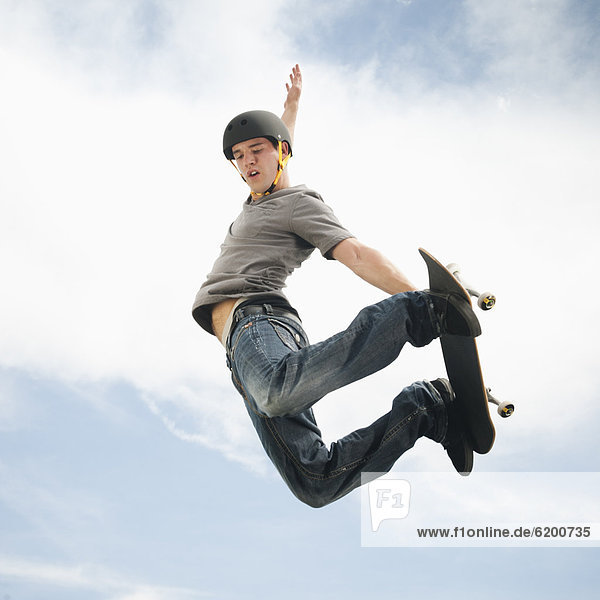 Europäer  Mann  In der Luft schwebend  Skateboard
