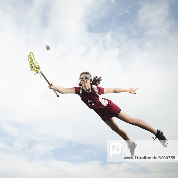 Jugendlicher  Europäer  In der Luft schwebend  Lacrosse  spielen