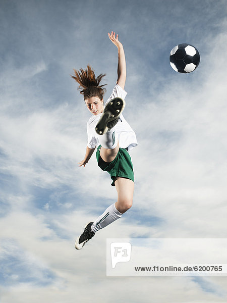 Jugendlicher Europäer In der Luft schwebend treten Fußball Ball Spielzeug