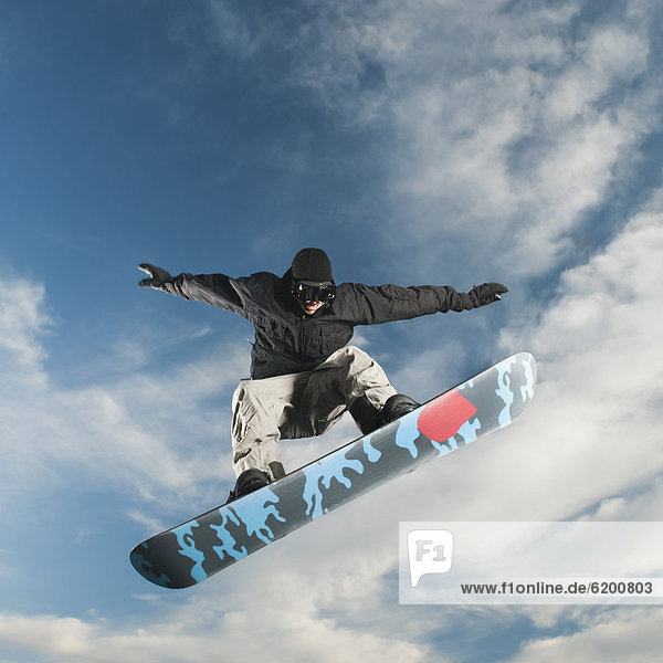 Europäer  Mann  Snowboard  In der Luft schwebend