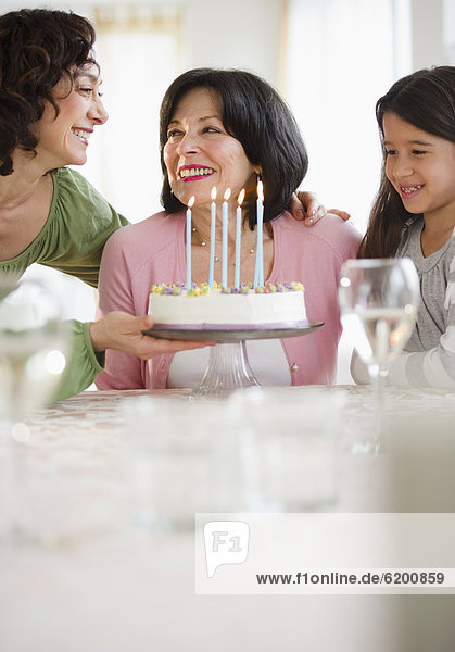 geben  Großmutter  Geburtstag  Kuchen  Tochter  Mutter - Mensch
