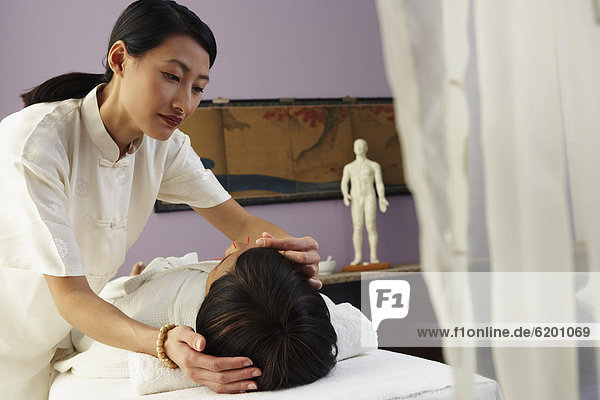 Frau  empfangen  Akupunktur