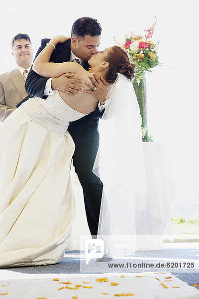Braut  Bräutigam  küssen  multikulturell