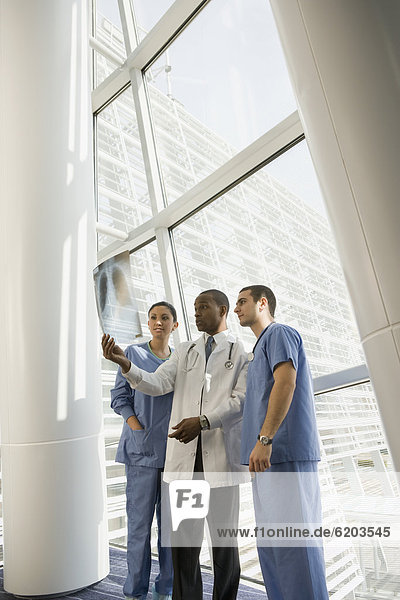 unterhalten  Fenster  Arzt  Röntgenbild  multikulturell  Pflegepersonal  Pfleger