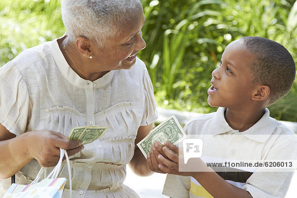 geben  Großmutter  Enkelsohn  Geld  amerikanisch