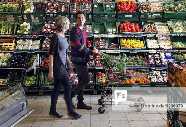 Frischetheke  Paar beim Einkauf von Gemüse  Lebensmittelabteilung  Supermarkt  Deutschland  Europa