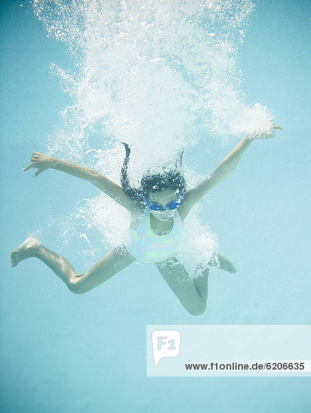 Hispanier  springen  schwimmen  Mädchen