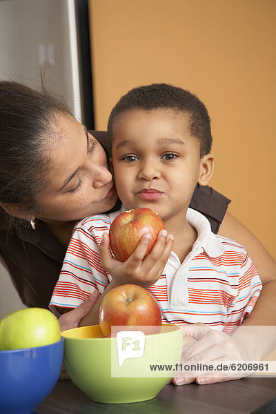 Sohn  küssen  Apfel  essen  essend  isst  Dominikanische Republik  Mutter - Mensch
