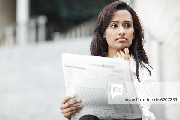 Außenaufnahme  Geschäftsfrau  Indianer  Zeitung  freie Natur  vorlesen