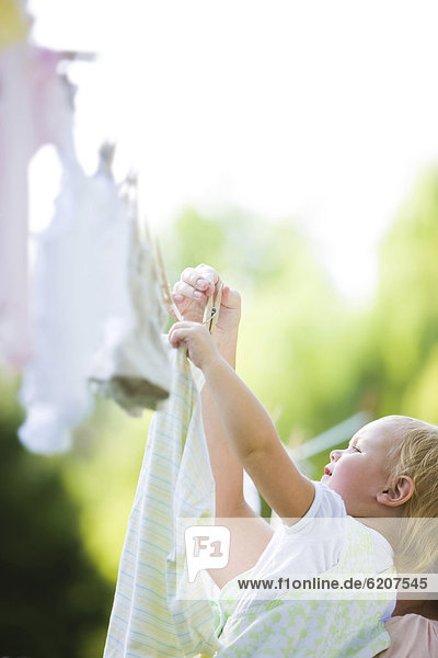 Europäer hängen Wäscheleine Wäsche Mutter - Mensch Baby