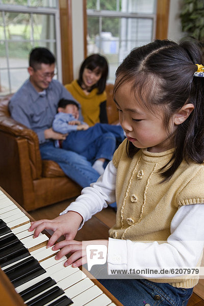 Klavier  südkoreanisch  Mädchen  spielen