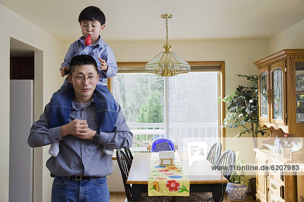 Junge - Person  fahren  Menschliche Schulter  Schultern  südkoreanisch  Menschlicher Vater