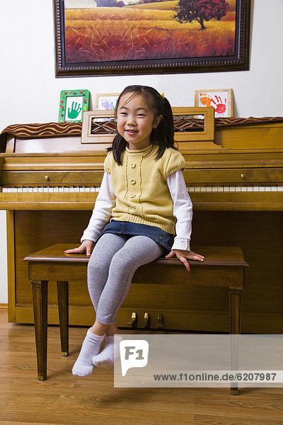 sitzend  Sitzbank  Bank  Klavier  südkoreanisch  Mädchen