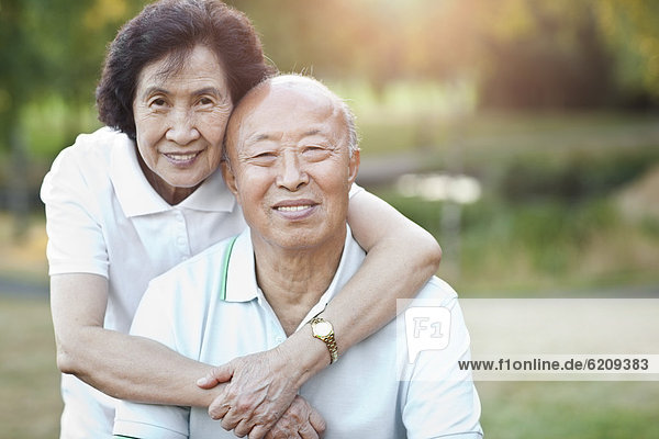 Senior  Senioren  umarmen  lächeln  chinesisch