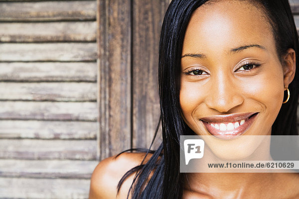 Afrikanische Frau lächelnd