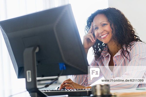 benutzen  Geschäftsfrau  Computer  Schreibtisch  lächeln  Hispanier
