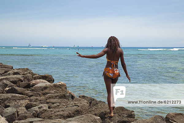Felsbrocken  Frau  gehen  Strand  Bikini