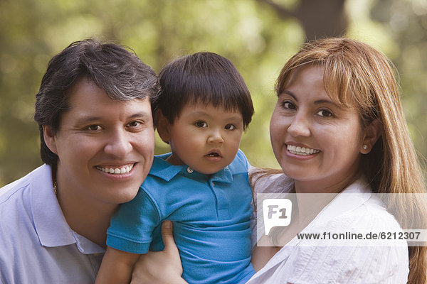lächeln  Junge - Person  Menschliche Eltern  Hispanier  halten  Baby