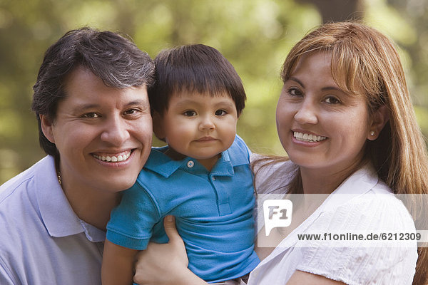 lächeln  Junge - Person  Menschliche Eltern  Hispanier  halten  Baby