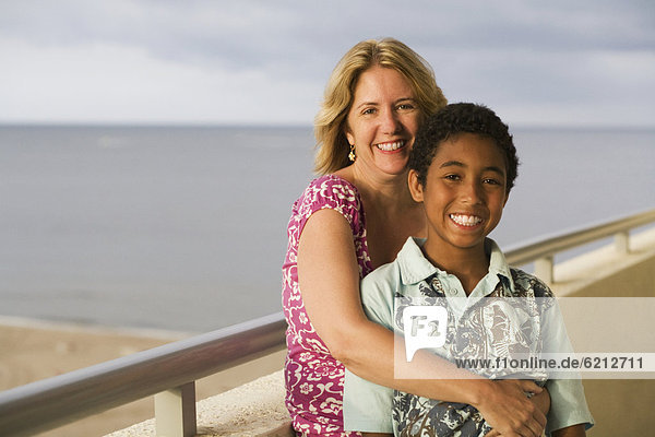 Frau  umarmen  Strand  Junge - Person  Balkon  Ignoranz