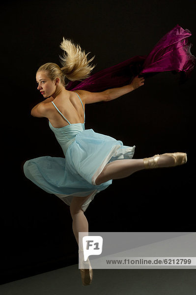 Europäer  In der Luft schwebend  Tänzer  Ballett