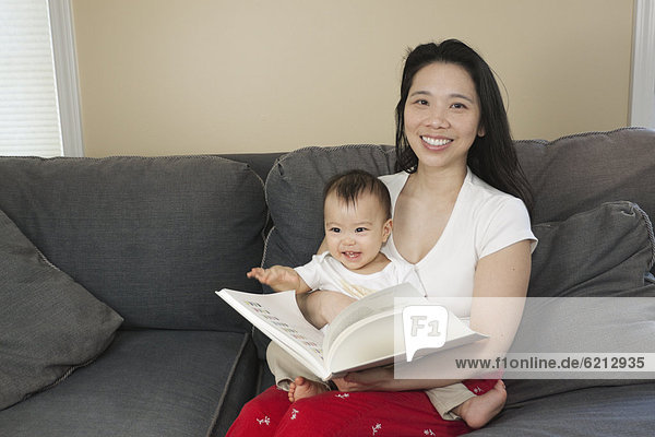 Couch  Buch  chinesisch  Taschenbuch  Mutter - Mensch  Baby  vorlesen