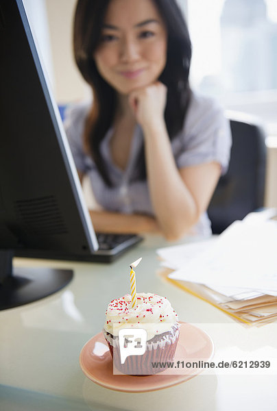 nahe Geschäftsfrau Schreibtisch Geburtstag cupcake japanisch