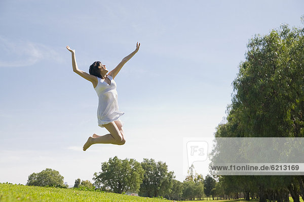Frau  In der Luft schwebend  Hispanier  springen