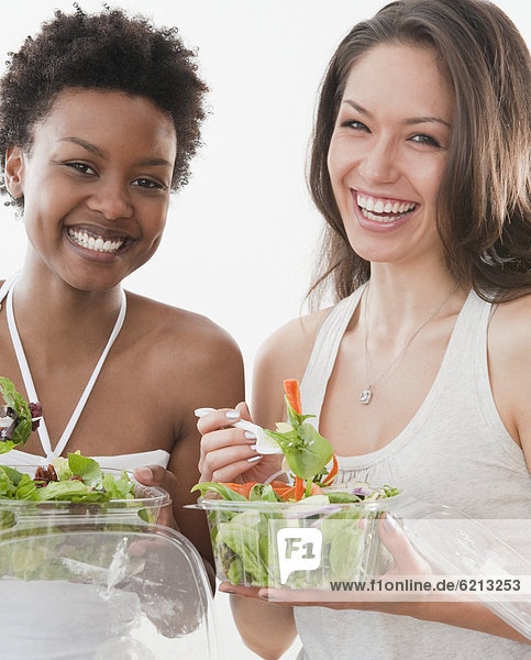 Freunde eating salad
