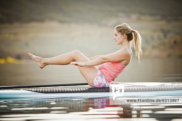 einsteigen Europäer Frau üben Paddel Yoga
