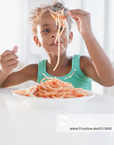 mischen  Spaghetti  essen  essend  isst  Mädchen  Mixed