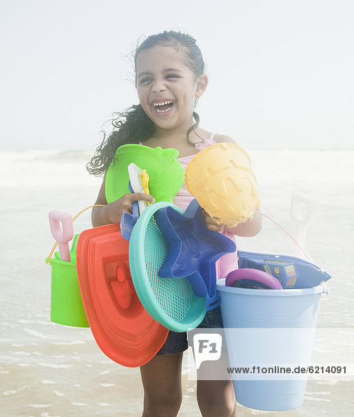 Strand  Hispanier  halten  Spielzeug  Mädchen