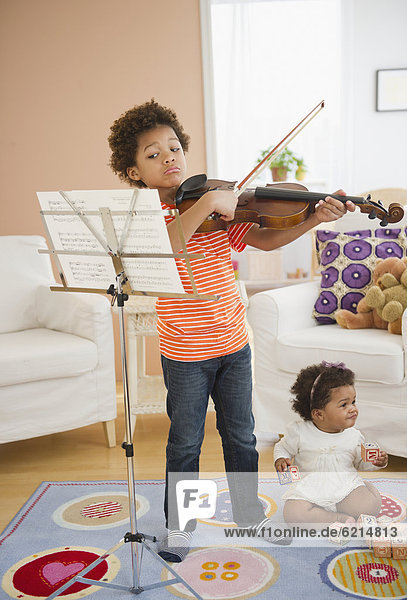 Junge - Person  Zimmer  üben  schwarz  Wohnzimmer  Geige