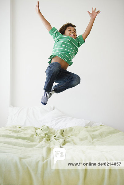Junge - Person  Bett  schwarz  springen