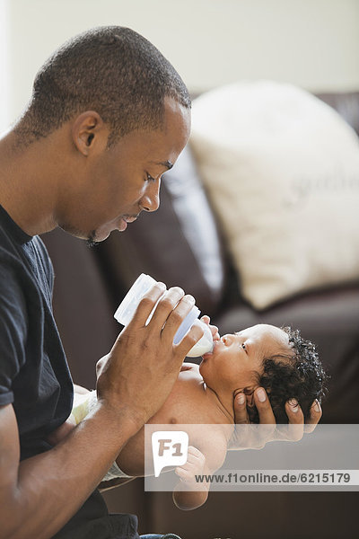 Neugeborenes  neugeboren  Neugeborene  Menschlicher Vater  Baby  Flasche  füttern