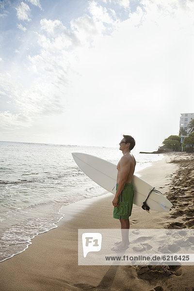 Mann  Strand  halten  Surfboard  japanisch