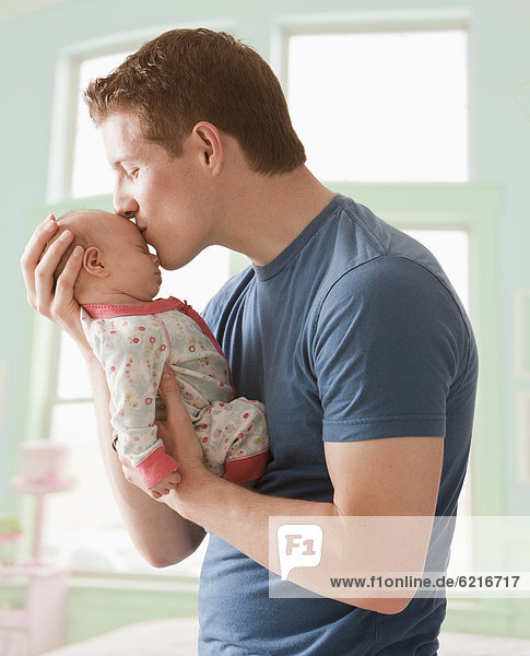 Europäer  Menschlicher Vater  küssen  Mädchen  Baby