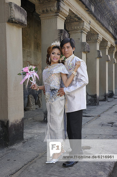 Khmer Hochzeitspaar am Tempel von Angkor Wat  Siam Reap  Kambodscha  Südostasien  Asien