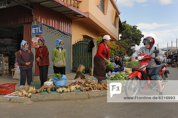 Gemüseverkäuferinnen auf dem Wochenmarkt in der Stadt Phansavan  Laos  Südostasien