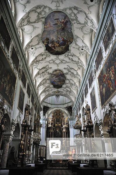 Europa Österreich Kirchenschiff Salzburg Innenaufnahme