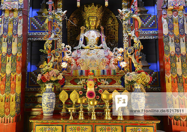 Tibetischer Buddhismus  Buddha-Statue im Kloster Labrang  Xiahe  Gansu  ehemals Amdo  Tibet  China  Asien