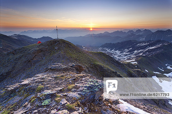 Sonnenaufgang mit Gipfelkreuz und Zelt  Roter Kogel  Sellrainer Berge  Tirol  Österreich  Europa