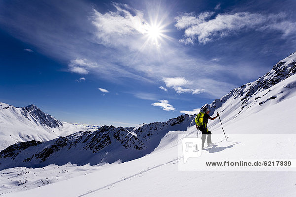 Skitourengeherin im Kühtai  Tirol  Österreich  Europa